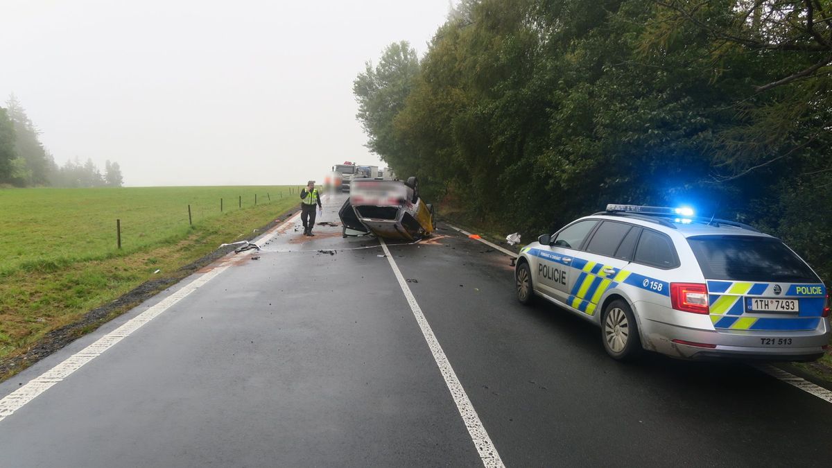 Auto na Bruntálsku skončilo po nehodě na střeše, pro řidiče letěl vrtulník